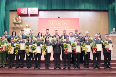 Bộ trưởng Lương Tam Quang trao giải A Giải Búa Liềm Vàng và giải A Cuộc thi chính luận bảo vệ nền tảng tư tưởng của Đảng trong CAND năm 2024 cho các tác giả, đại diện nhóm tác giả.