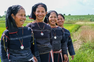 Từ trái sang: 4 chị em người Bahnar Đinh Thị Hiền, Đinh Thị Hồng, Đinh Thị Hà, Đinh Thị Hương. Ảnh: M.C