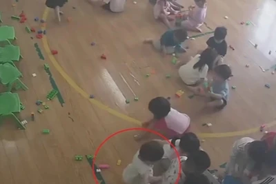 Tạm đình chỉ cô giáo bạo hành, xốc ngược đầu trẻ 22 tháng tuổi
