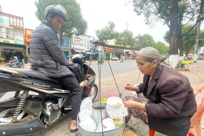 Hàng ngày, bà Phạm Thị Tâm vẫn gắn bó với gánh tàu hũ. Ảnh: L.G
