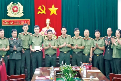 Lãnh đạo Công an tỉnh khen thưởng, biểu dương cán bộ Phòng An ninh mạng và phòng-chống tội phạm sử dụng công nghệ cao. Ảnh: H.T