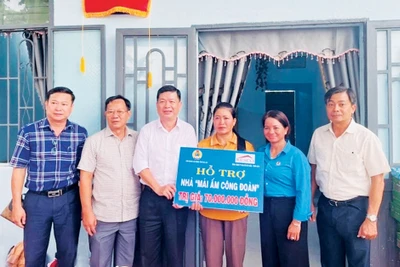 Chị Ksor H’Bloan (thứ 3 từ phải sang) được Tổng Công ty Địa ốc Sài Gòn-TNHH một thành viên hỗ trợ xây nhà “Mái ấm Công đoàn”. Ảnh: U.N