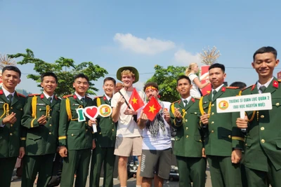 Khách Tây đội nón tai bèo, quấn khăn rằn hòa cùng không khí hào hùng 30/4