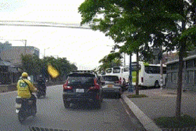 Thông tin mới vụ tài xế ô tô mở cửa hất văng xe máy, đòi 3 triệu đồng