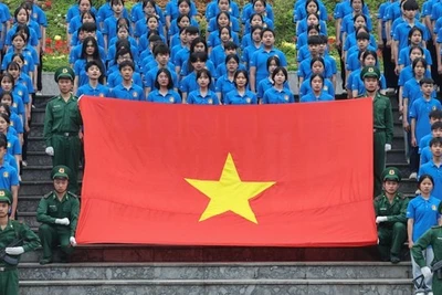 Xác lập Kỷ lục Việt Nam: 500 học sinh chào cờ tại Cột mốc Km0 - Đường Hồ Chí Minh