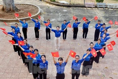 Giới trẻ Đắk Lắk xếp hình trái tim, lan tỏa niềm tự hào dân tộc