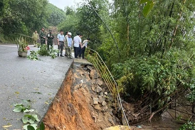 Mưa lũ gây sạt lở, nhiều nơi ở Quảng Ngãi bị chia cắt