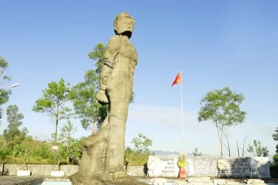 Tượng đài “Chiến sĩ bất khuất Vĩnh Trinh” ở huyện Duy Xuyên, tỉnh Quảng Nam là một trong các tác phẩm của họa sĩ Nguyễn Phan. Ảnh: Tư liệu