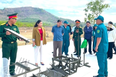 Lãnh đạo Huyện ủy Đak Pơ tham quan mô hình huấn luyện quân sự tại Trung tâm huấn luyện, Ban Chỉ huy Quân sự huyện. Ảnh: N.M