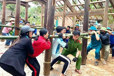 Xóa nhà tạm, 'xây' lòng dân: Gỡ khó để người nghèo có nhà
