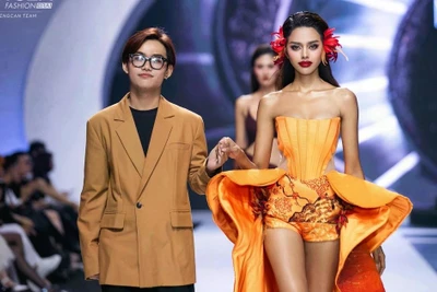 Từ suýt trượt đại học đến thủ khoa thời trang, chàng trai thiết kế cho 'chị đẹp'