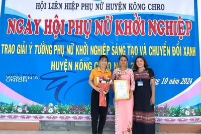 Chủ tịch Hội LHPN huyện Kông Chro trao giải nhất cho gian hàng Hội LHPN xã Yang Trung. Ảnh: Phương Liên