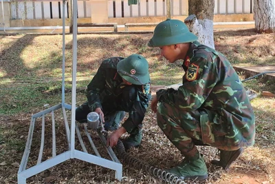 Cán bộ, chiến sĩ Trung đoàn 48 làm mô hình học cụ tham gia Hội thi công tác chuẩn bị huấn luyện năm 2025. Ảnh: T.D