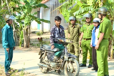 Tổ tự quản ATGT thôn 1 (xã Đông, huyện Kbang) phối hợp với lực lượng chức năng nhắc nhở, xử lý thanh niên đi xe máy không đội mũ bảo hiểm. Ảnh: M.P