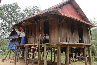 Xóa nhà tạm, 'xây' lòng dân: Xây nhà ở lưng chừng trời