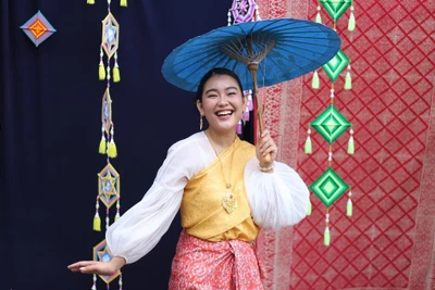 Thai Festival 2025 trở lại, giới trẻ mặc trang phục và đổ xô ăn đồ Thái