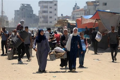 Người dân Palestine sơ tán khỏi khu vực phía Đông TP. Khan Younis, miền Nam Dải Gaza ngày 2-7-2024 (ảnh nguồn TTXVN)