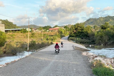 Đoạn ngầm tràn bắc qua suối Đăk Pi Hao bị nước lũ cuốn trôi đã được sửa chữa lại nhưng chỉ mang tính chất tạm thời. Ảnh: V.C