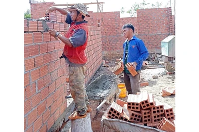 Cán bộ Đoàn tiên phong xóa nhà tạm, nhà dột nát