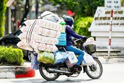 Năm 2025, phạt tới 800 ngàn đồng với lái xe máy chở hàng cồng kềnh. Ảnh nguồn thuvienphapluat.vn