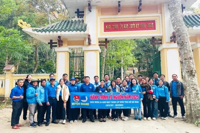 Các cán bộ, đoàn viên thanh niên huyện Kbang về nguồn tại Khu di tích lịch sử cách mạng của tỉnh tại xã Krong. Ảnh: Đinh Toại