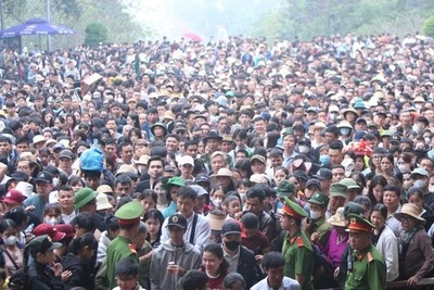 Hàng vạn người dân đổ về đền Hùng dâng hương