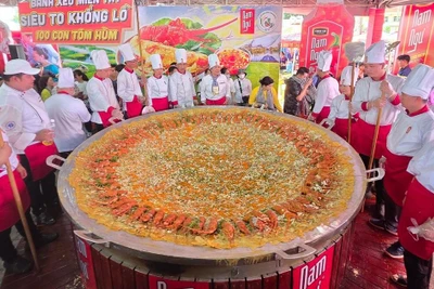 Du khách hào hứng thưởng thức bánh xèo khổng lồ có nhân 100 con tôm hùm