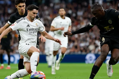 Real Madrid gục ngã tại Bernabeu, Barcelona bị đội bóng của Antony chia điểm