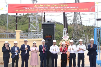 Các đại biểu thực hiện gắn biển công trình Trạm 500 kV mở rộng-Nhà máy Thủy điện Ia Ly chào mừng Đại hội Đảng bộ Công ty Thủy điện Ia Ly. Ảnh: Văn Đông