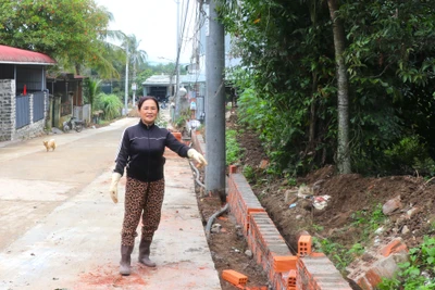 Gia đình bà Nguyễn Thị Kim Hương (tổ 2, phường Ngô Mây) tự nguyện tháo dỡ hàng rào, hiến đất để mở rộng đường. Ảnh: M.N