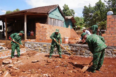 Cán bộ, chiến sĩ Đồn Biên phòng Ia Pnôn (huyện Đức Cơ) tham gia xóa nhà tạm, nhà dột nát. Ảnh: A.H