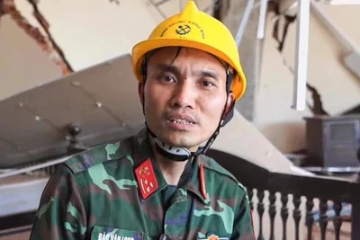 Thượng úy công binh kể phút giải cứu chàng trai mắc kẹt sau 6 ngày động đất