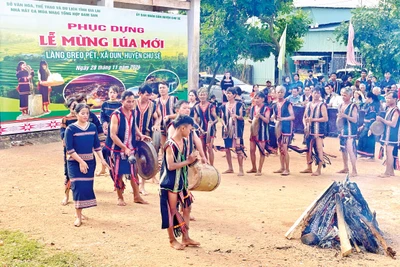 Phục dựng lễ mừng lúa mới của người Jrai. Ảnh: Lam Nguyên