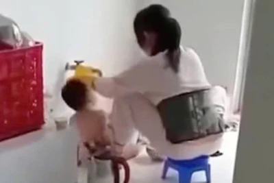 Xác minh clip nhân viên trường mầm non nhồi thức ăn cho trẻ