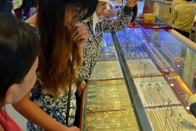 Giá vàng hôm nay 6-4: Lao dốc mạnh, vì sao chuyên gia dự báo còn giảm tiếp?