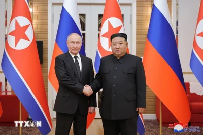 Tổng thống Nga Vladimir Putin (bìa trái) và nhà lãnh đạo Triều Tiên Kim Jong-un ký hiệp ước ngày 19-6. Ảnh: Yonhap/TTXVN