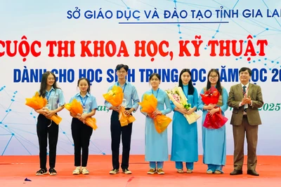 Phó Giám đốc Sở GD-ĐT Trần Bá Công tặng hoa chúc mừng 3 nhóm tác giả có dự án xuất sắc đại diện cho tỉnh tham gia cuộc thi cấp quốc gia. Ảnh: T.D