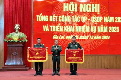 Đại tá Lê Kim Giàu trao cờ thi đua của Quân khu 5 cho Ban Chỉ huy Quân sự huyện Kbang và TP. Pleiku. Ảnh: T.D