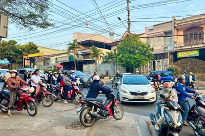 Cả hàng dài ô tô, xe máy phải dừng lại chờ đợi khi có xe quay đầu qua dải phân cách. Ảnh: H.D