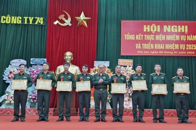 Thượng tá Đậu Thiện Lương-Giám đốc Công ty 74 tặng giấy khen cho các tập thể và cá nhân hoàn thành xuất sắc nhiệm vụ năm 2024. Ảnh: V.H