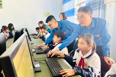 Đoàn viên thanh niên hướng dẫn thiếu nhi sử dụng máy tính, góp phần nâng cao chất lượng chuyển đổi số. Ảnh: P.