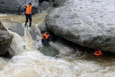 200 người đang tìm hai mẹ con bị lũ cuốn ở Sơn La
