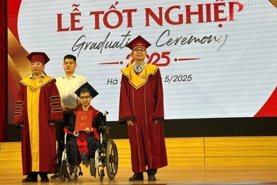 Nam sinh 10 năm cõng bạn đến trường giờ lại cõng bạn lên nhận bằng tốt nghiệp đại học loại giỏi