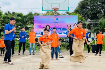 Các em thiếu nhi ở Trung tâm Bảo trợ xã hội tổng hợp tỉnh tham gia trò chơi do các câu lạc bộ, đội, nhóm tình nguyện tổ chức. Ảnh: M.N