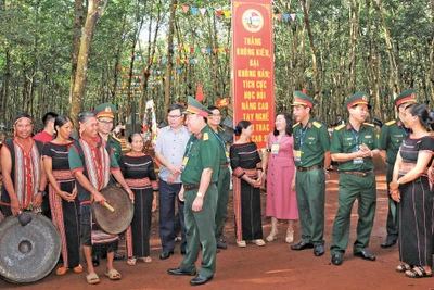 Lãnh đạo Binh đoàn 15 và Công ty 74 động viên công nhân trước Hội thi thợ giỏi khai thác mủ cao su năm 2024. Ảnh: T.D