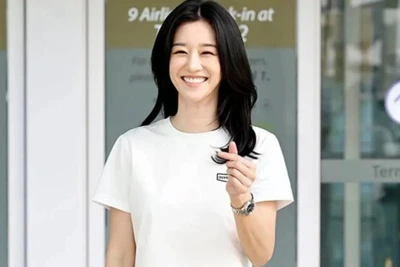 'Điên nữ' Seo Ye Ji đến Đà Nẵng, khoe quà fan Việt tặng