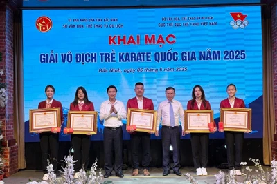 4 nữ tuyển thủ giành HCV karate châu Á được tặng Huân chương Lao động hạng Nhì