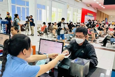 Ngày đầu bán vé tàu Tết: Xếp hàng từ 5h sáng, hơn 26.000 vé hết sạch trong 2 tiếng