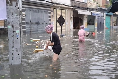 Mưa lớn ở TP HCM, đường biến thành sông, có nơi bị phong tỏa