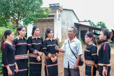 Sự tham gia của già làng, người có uy tín giúp nâng cao hiệu quả của tổ truyền thông cộng đồng, góp phần thúc đẩy bình đẳng giới tại vùng đồng bào dân tộc thiểu số. Ảnh: M.C